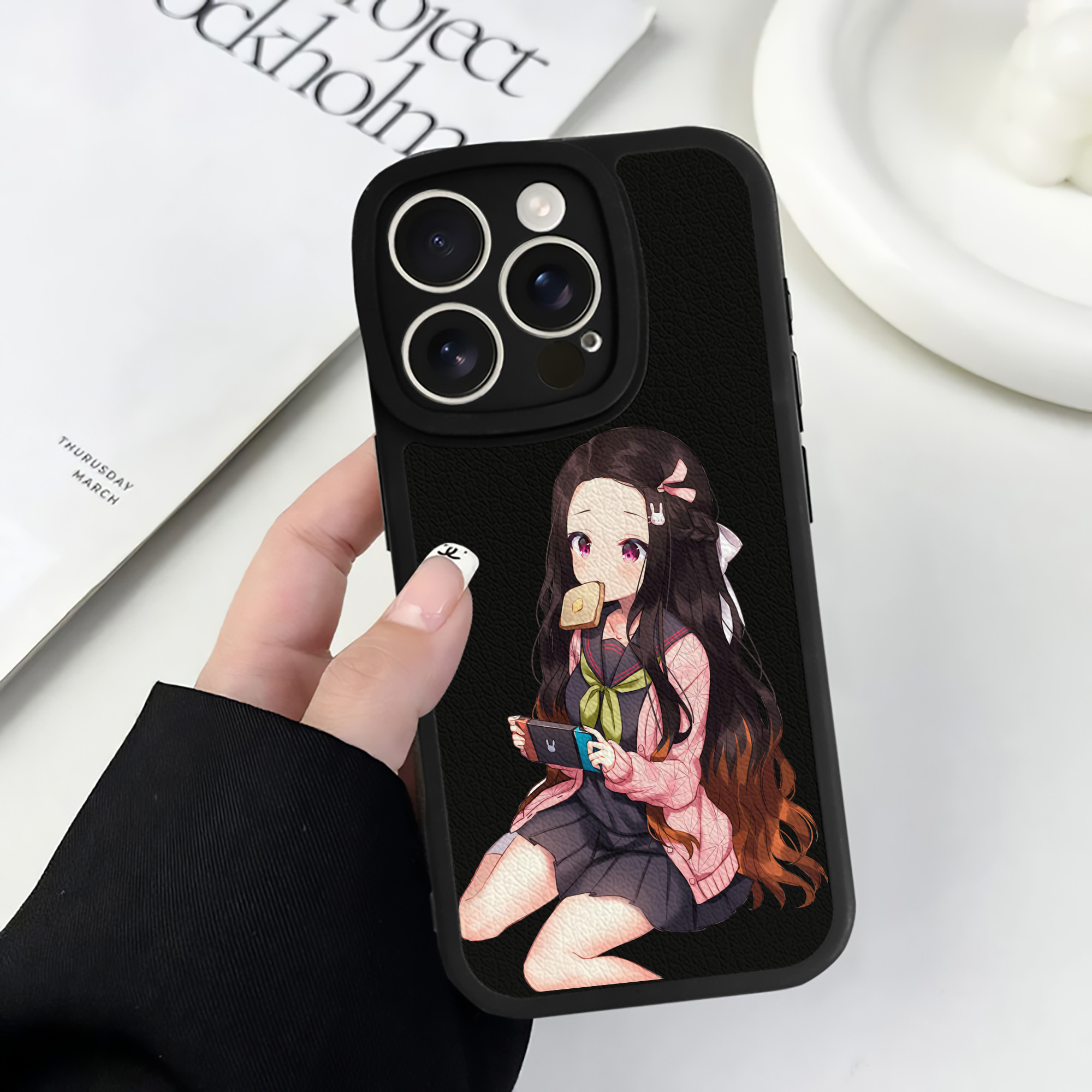 （画像用） 鬼滅の刃（きめつのやいば）竈門 禰󠄀豆子／かまど ねずこ Kamado Nezuko 【iPhone 16シリーズ対応】シリコンスマホケース（レザー調） 材質：シリコン